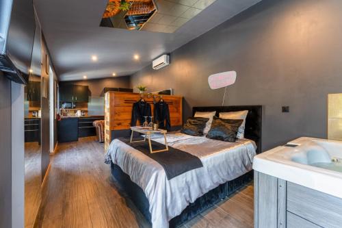 Caderousse Apartment | Love Room - Villa Rhôna