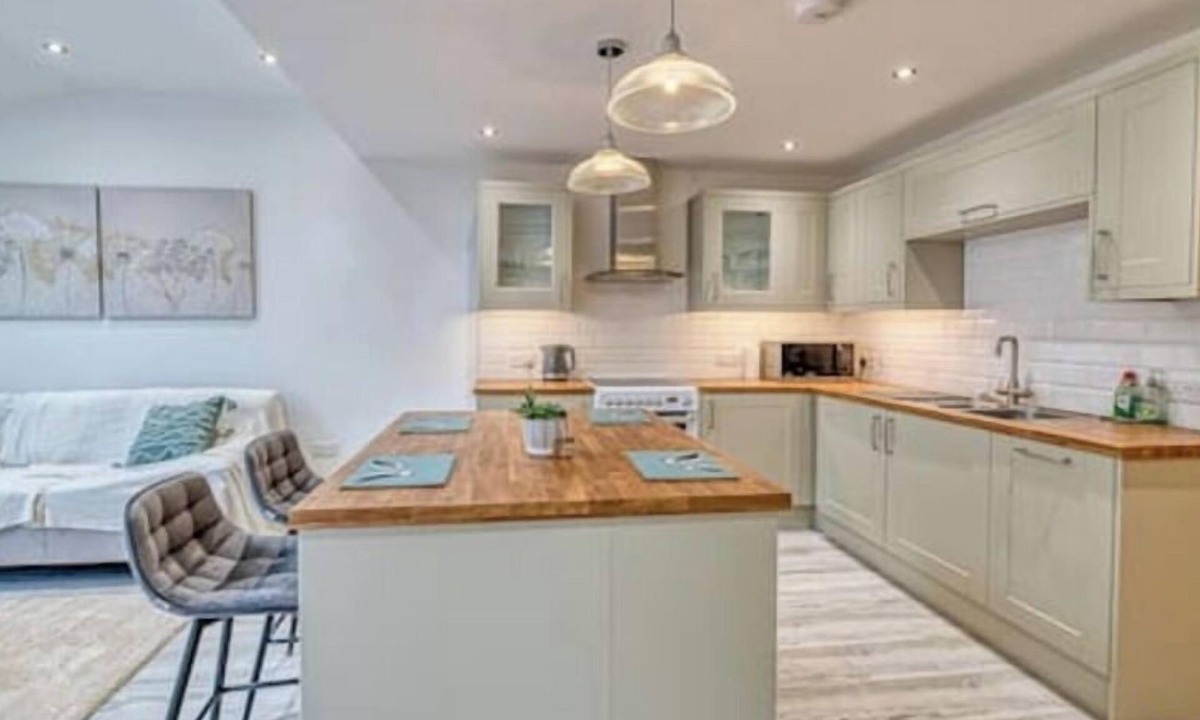 Guilden Sutton Apartment | Lovely 1 Bedroom Annex