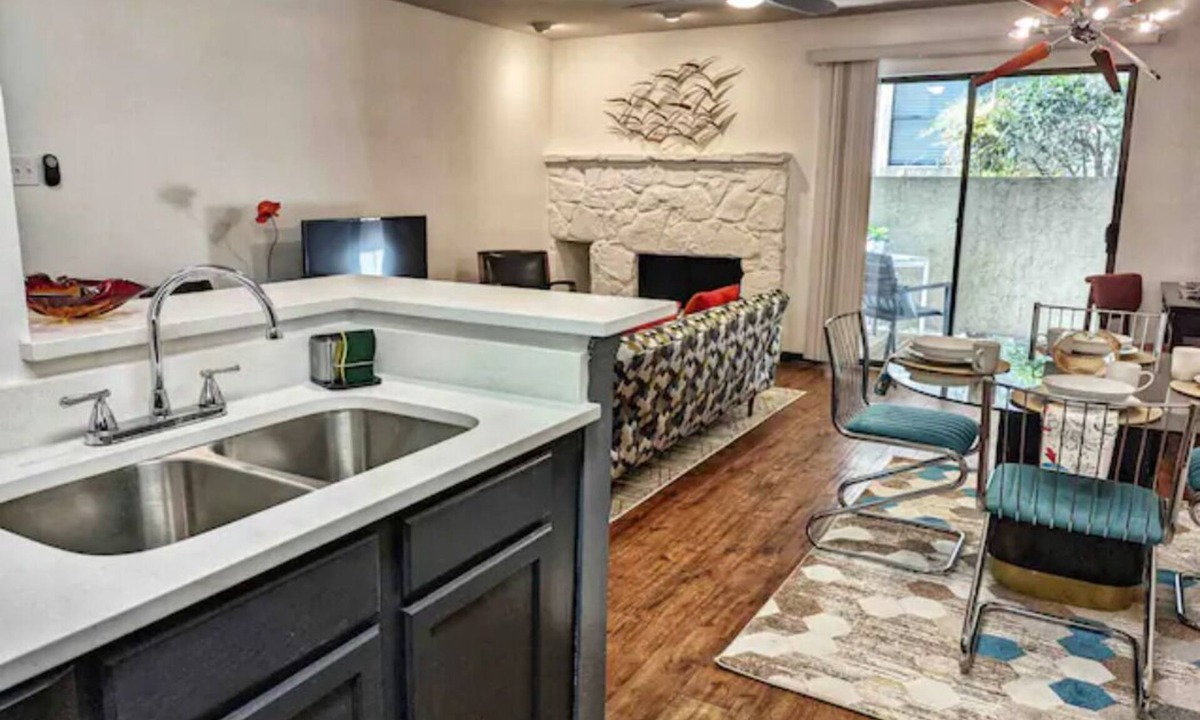 Medical Center District Apartment | Lovely 1-Bedroom Med Center Condo w/Pool Access