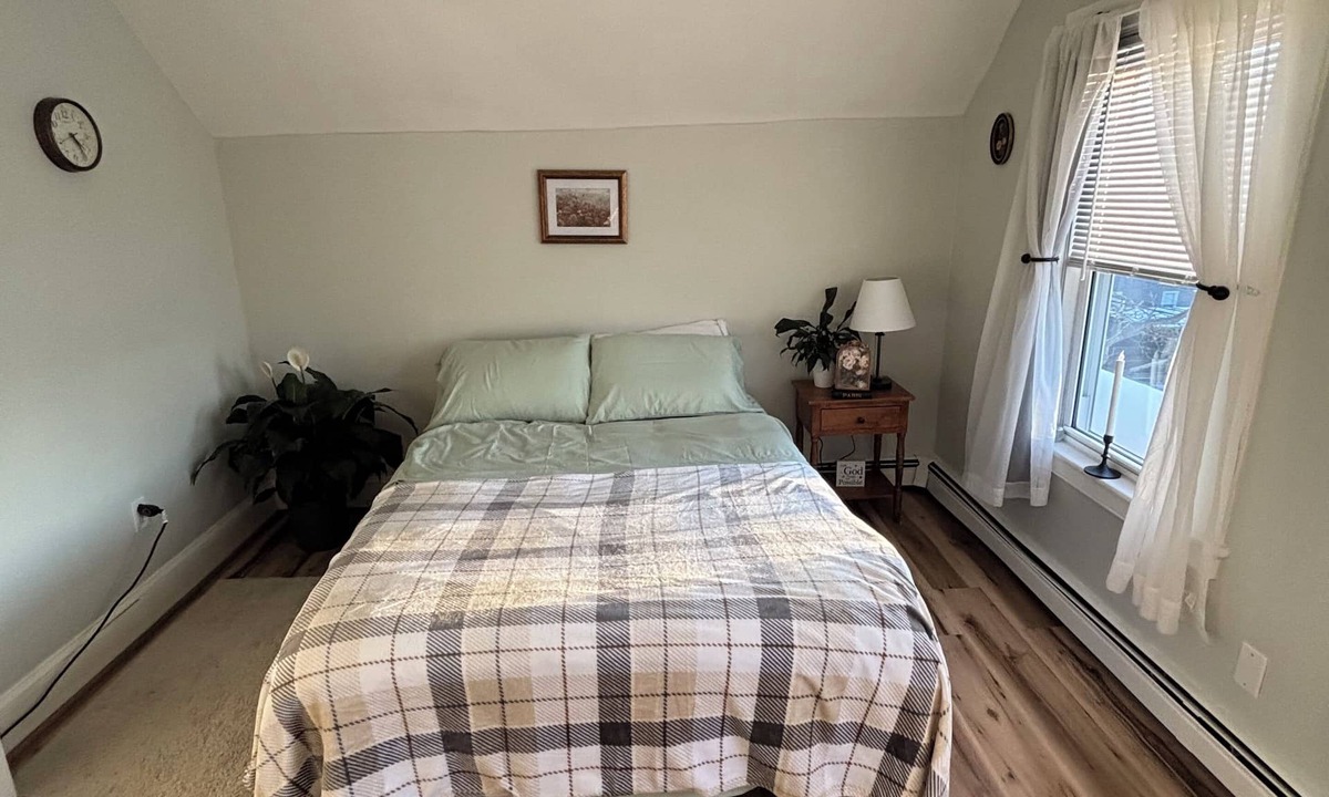 Bristol House | Lovely 1 bedroom with Master bath in Bristol RI