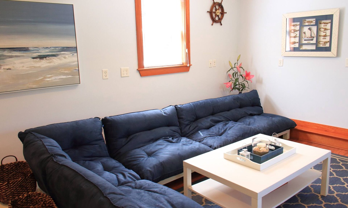 West of Town Cottage | LOVELY 1BD, 1BT Studio with backyard &BBQ