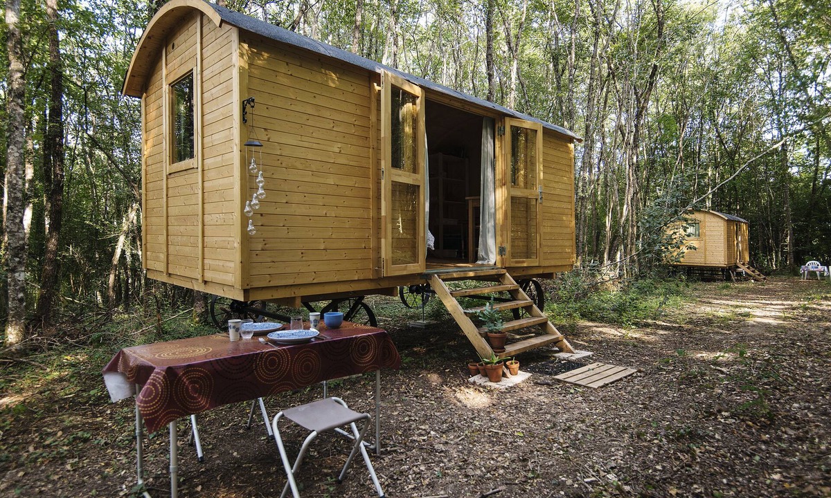 Sougeres-en-Puisaye Cabin | Lovely 2-Bed shepherds hut in a Forest