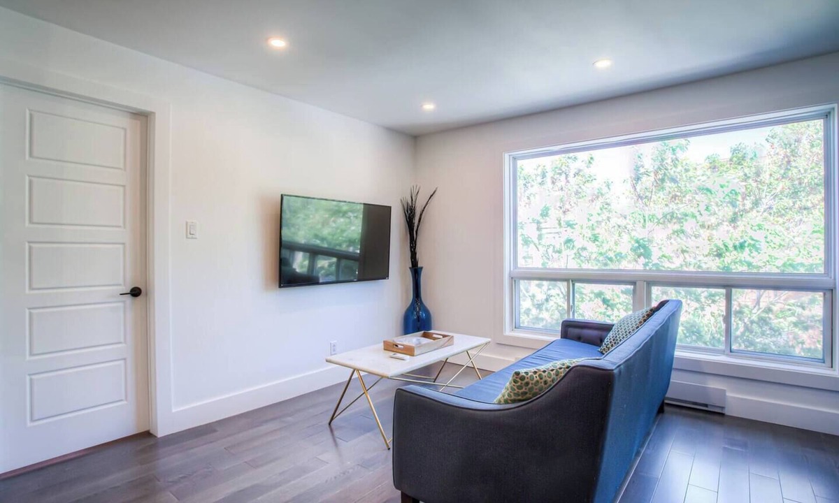 Pointe-Saint-Charles Apartment | Lovely 2 BDRs renovated condo near DT, metro
