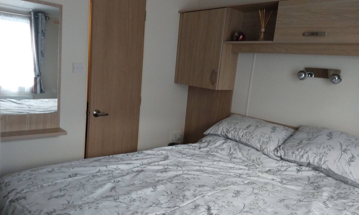 Milford on Sea Cabin | Lovely 2-Bed Caravan in Lymington