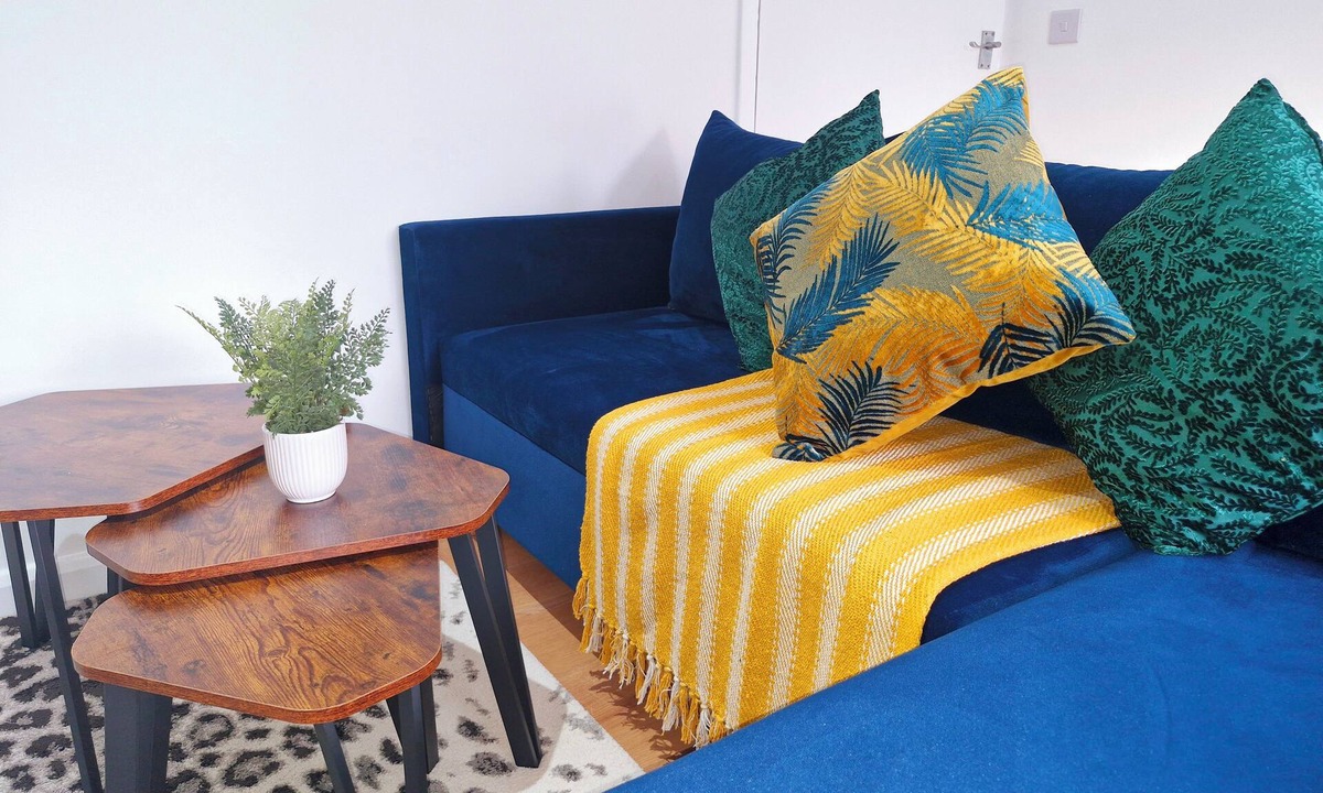 London Borough of Hounslow Apartment | Lovely 2 bed Heathrow/Twickenham + parking