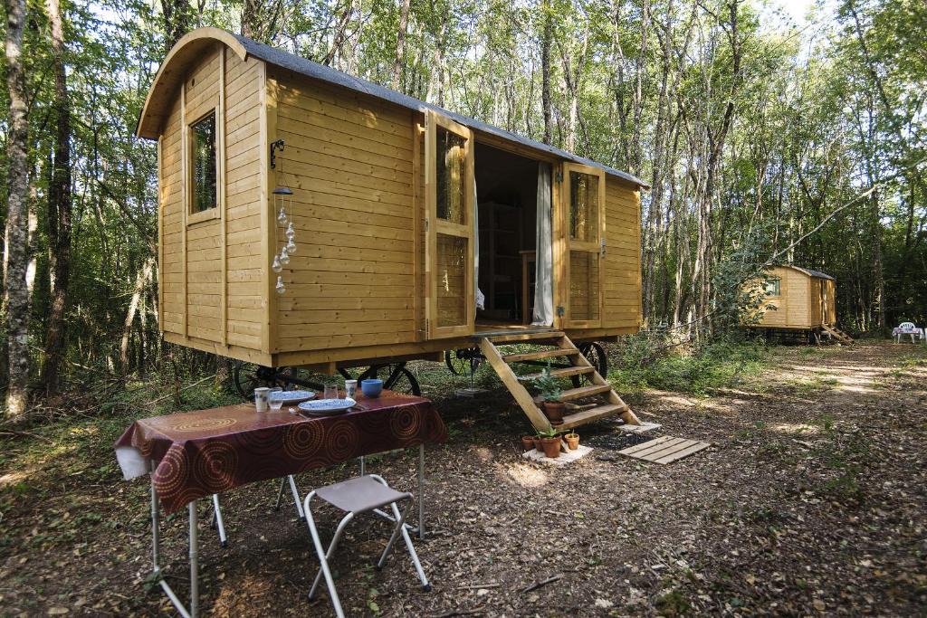 Sougeres-en-Puisaye House | Lovely 2-Bed shepherds hut in a Forest