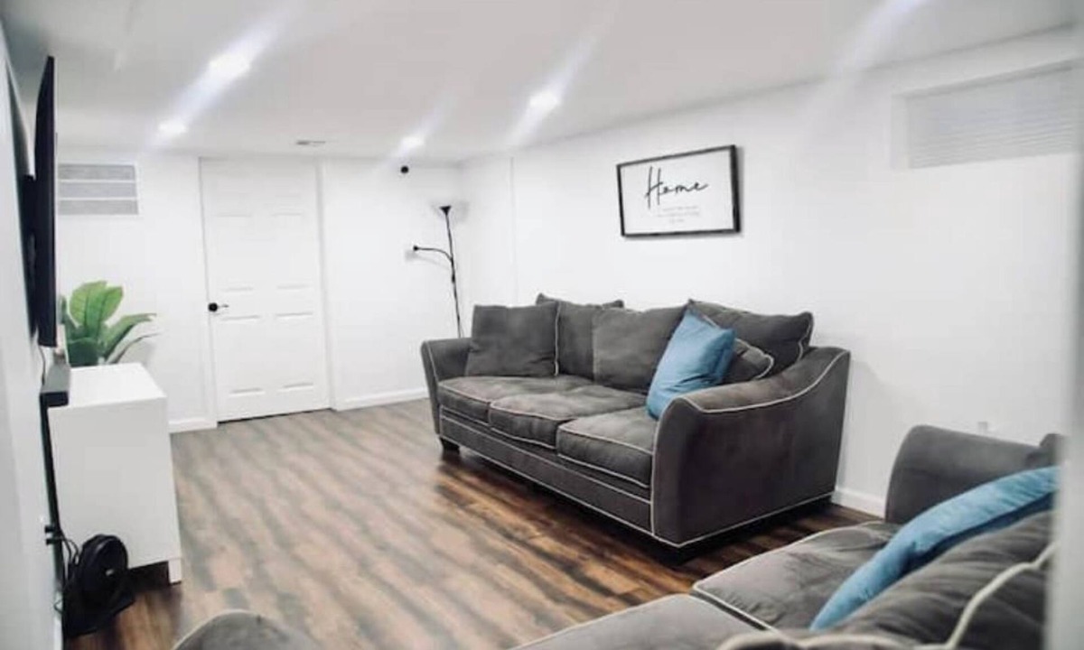 Livingston House | Lovely 2 Bedroom & 1 Bath Space