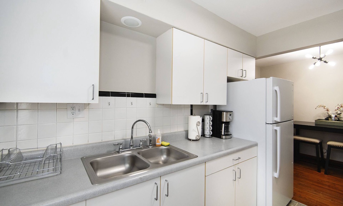 St. Louis Hills Apartment | Lovely 2 bedroom apartment with free parking