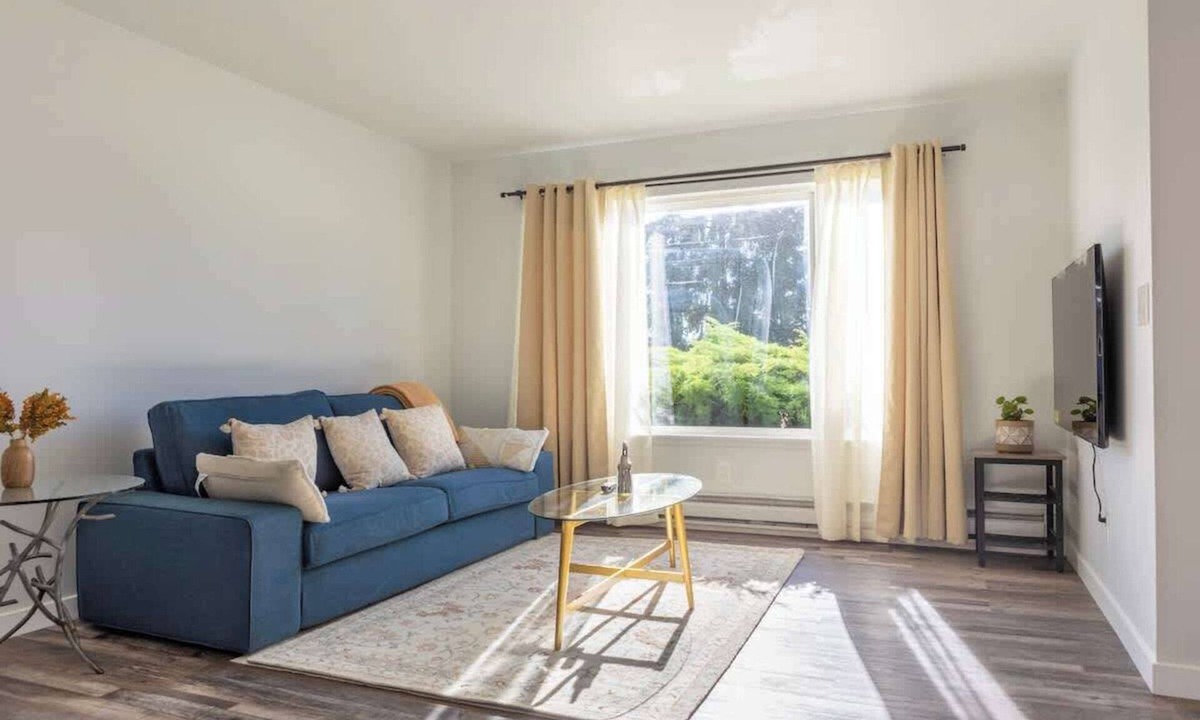 Renton Apartment | lovely 2-bedroom apartment with free parking