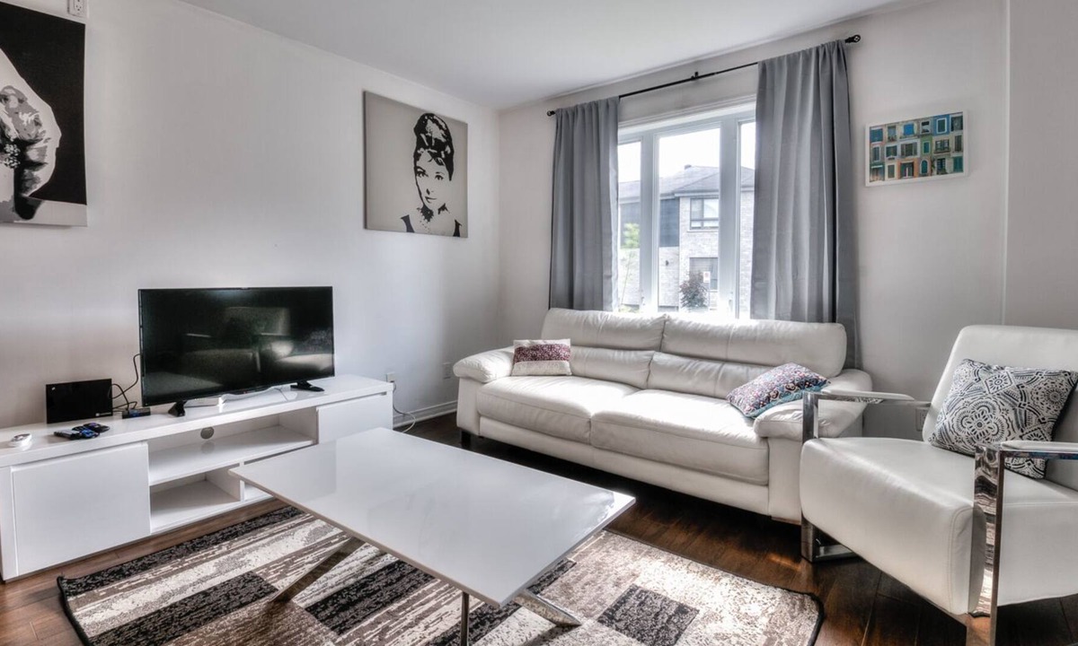Brossard Apartment | Lovely 2-bedroom Apt. in DIX30 close to DT