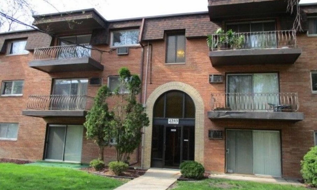 Lansing Condo | Lovely 2 Bedroom Condo With Pool