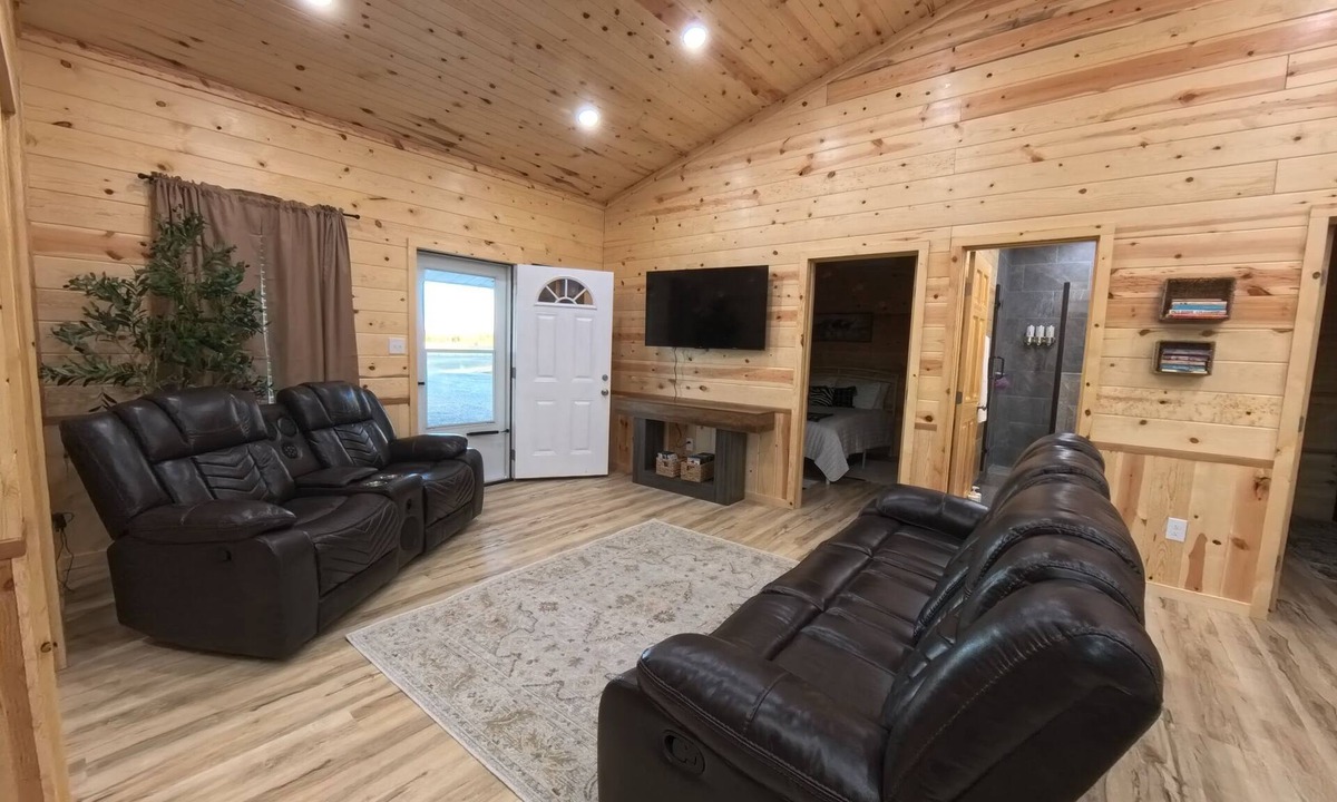 Calera House | Lovely 2-bedroom pet friendly house in charming Calera-9 min. to Choctaw Casino