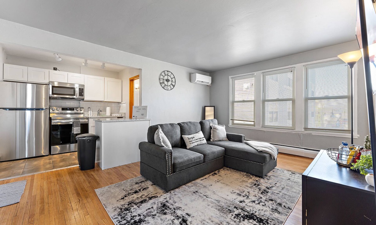 Merriam Park Apartment | Lovely 2 Bedroom Rental Blocks Away From Allianz!