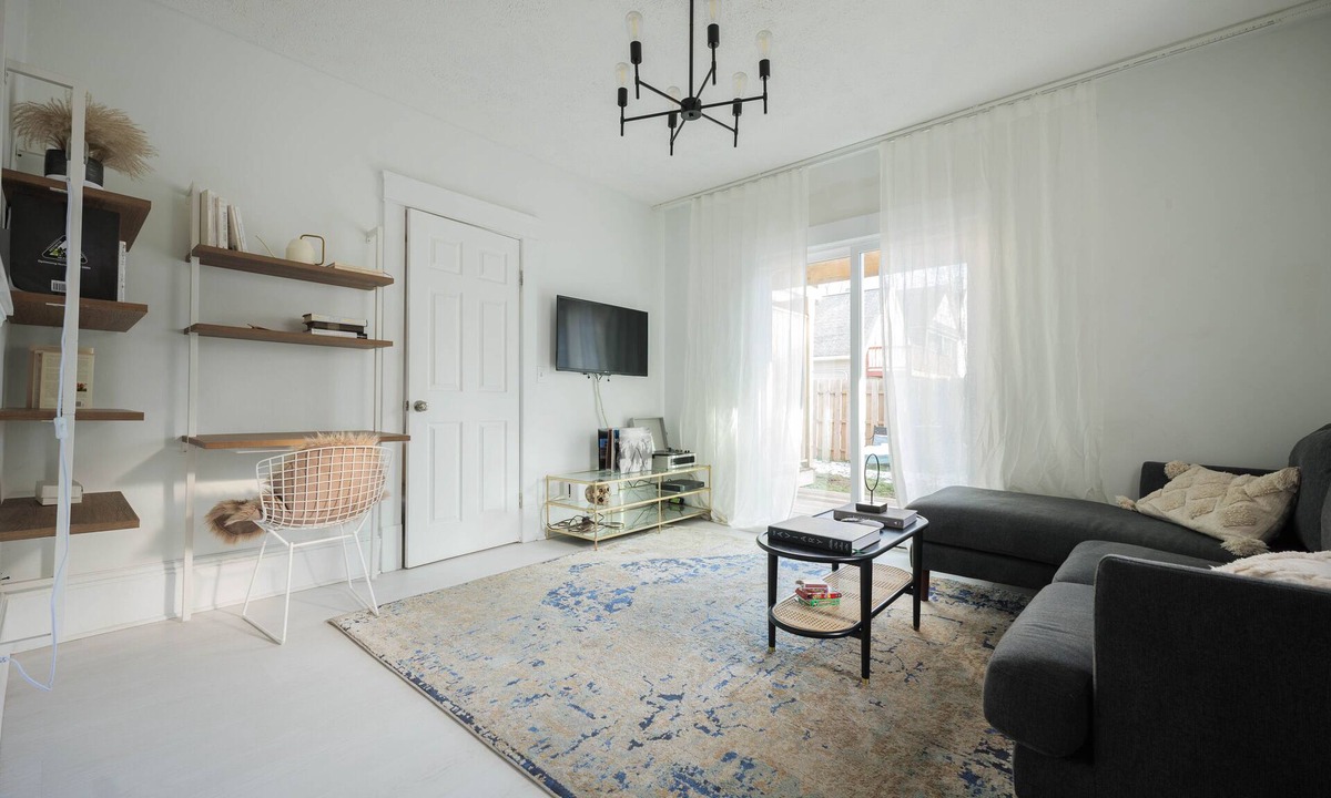 Tremont House | Lovely 2 Bedroom Unit with a Hot Tub