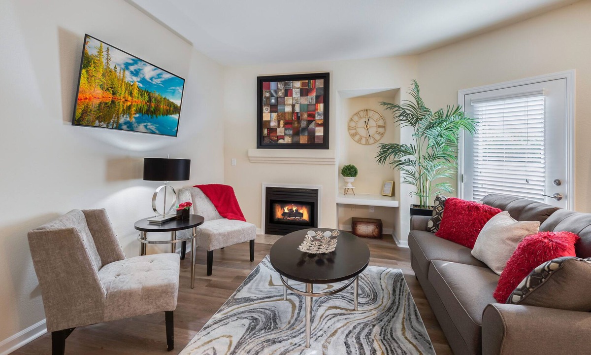 Roseville Apartment | Lovely 2-Bedroom With Private Garage For Long Stays