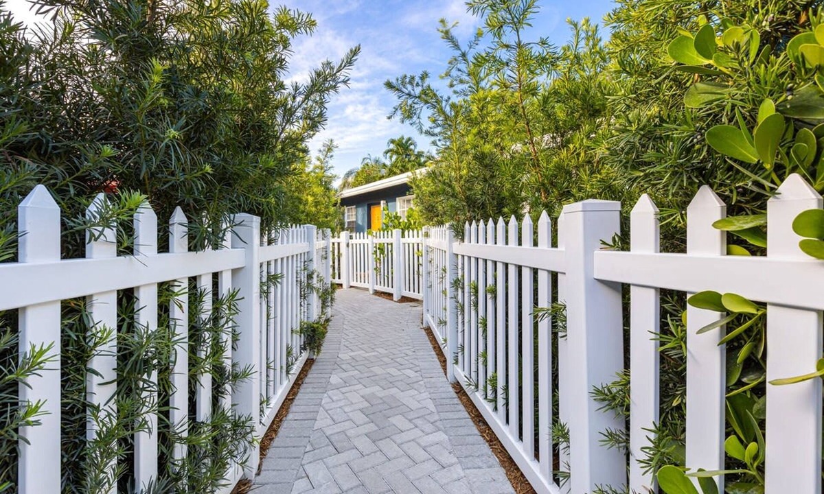 Sailboat Bend Apartment | Lovely 2 BR Condo With Free Parking on Premises