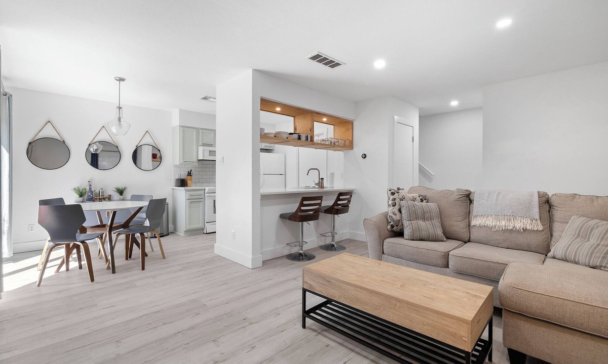 Crestview Condo | Lovely 2-br Townhome in Crestview! Ideal WFH Setup