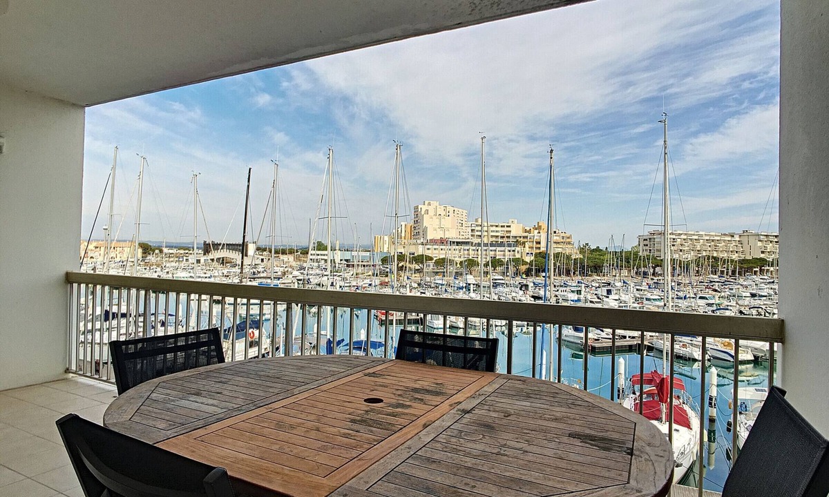 Carnon-Plage Apartment | Lovely 2BR in Carnon with pool, parking, air con & WiFi