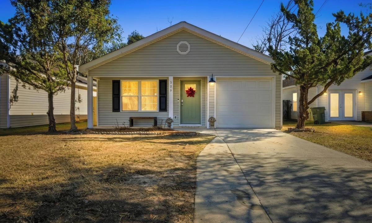 Warner Robins House | Lovely 3/2 house with fenced backyard in Warner Robins for Mid to Long Stays