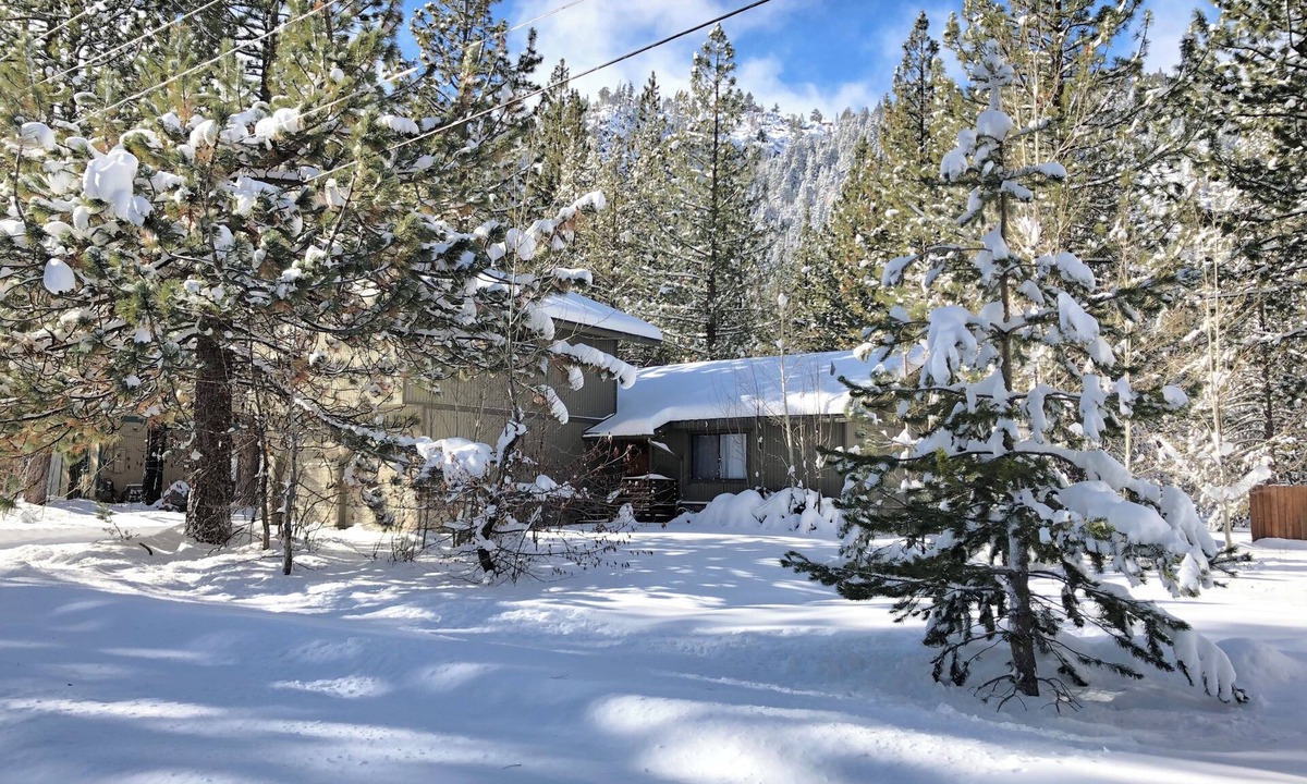Christmas Valley House | Lovely 3-bedroom house with Hot Tub and EV charger in South Lake Tahoe
