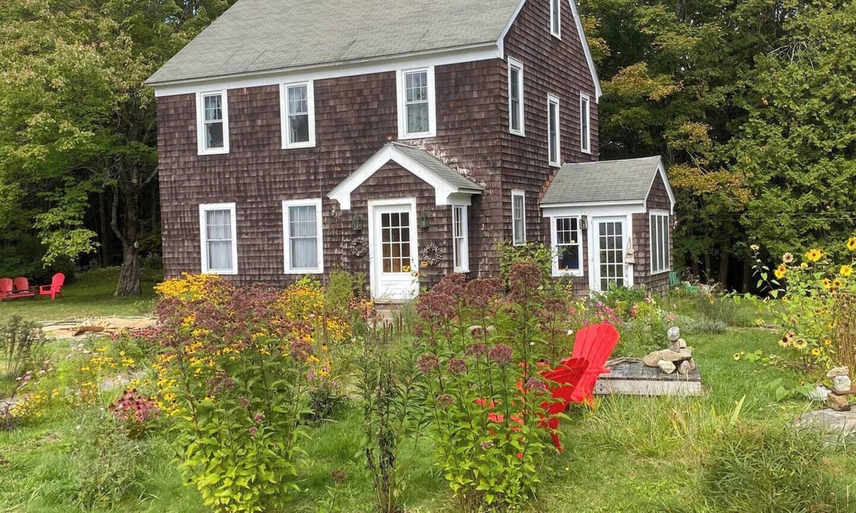 Essex County House | Lovely 3-bedroom country house in deep forest Newcomb perfect for relaxing