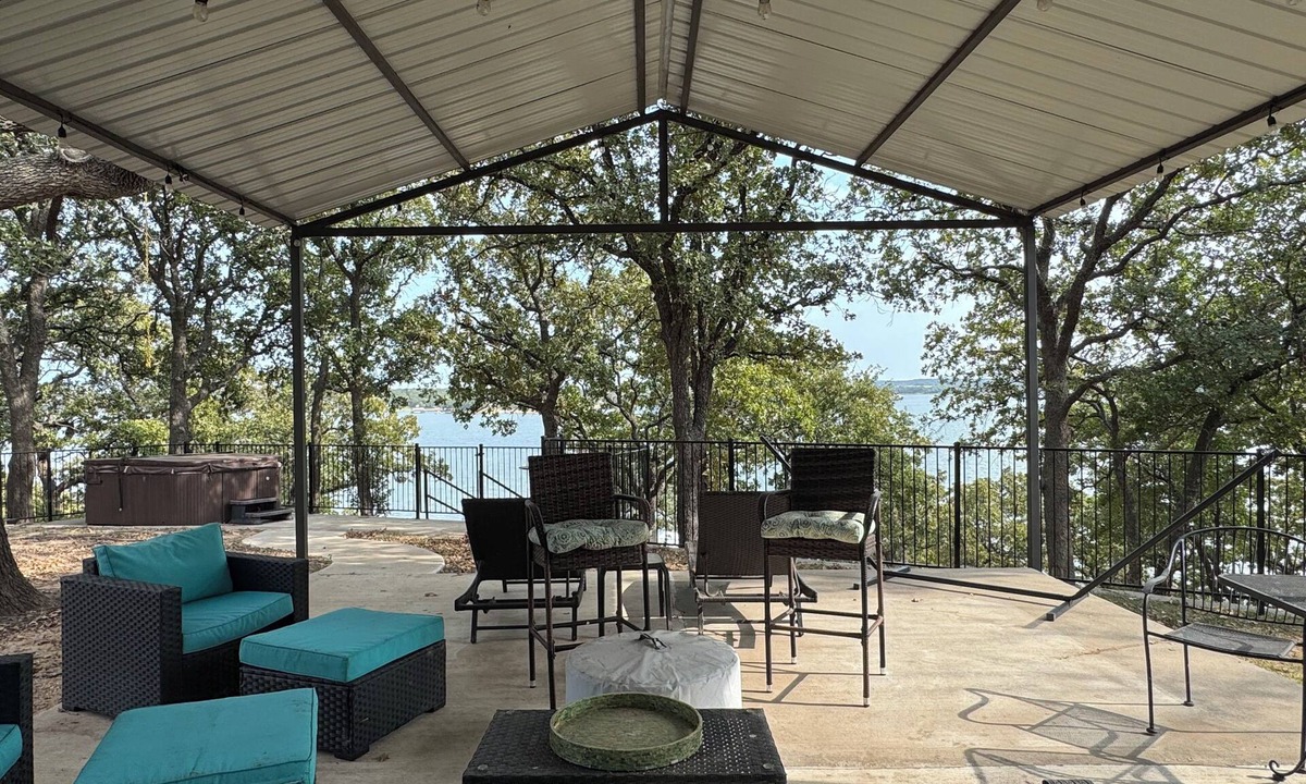 Nocona House | Lovely 3-bedroom house on Lake Nocona with direct private dock access