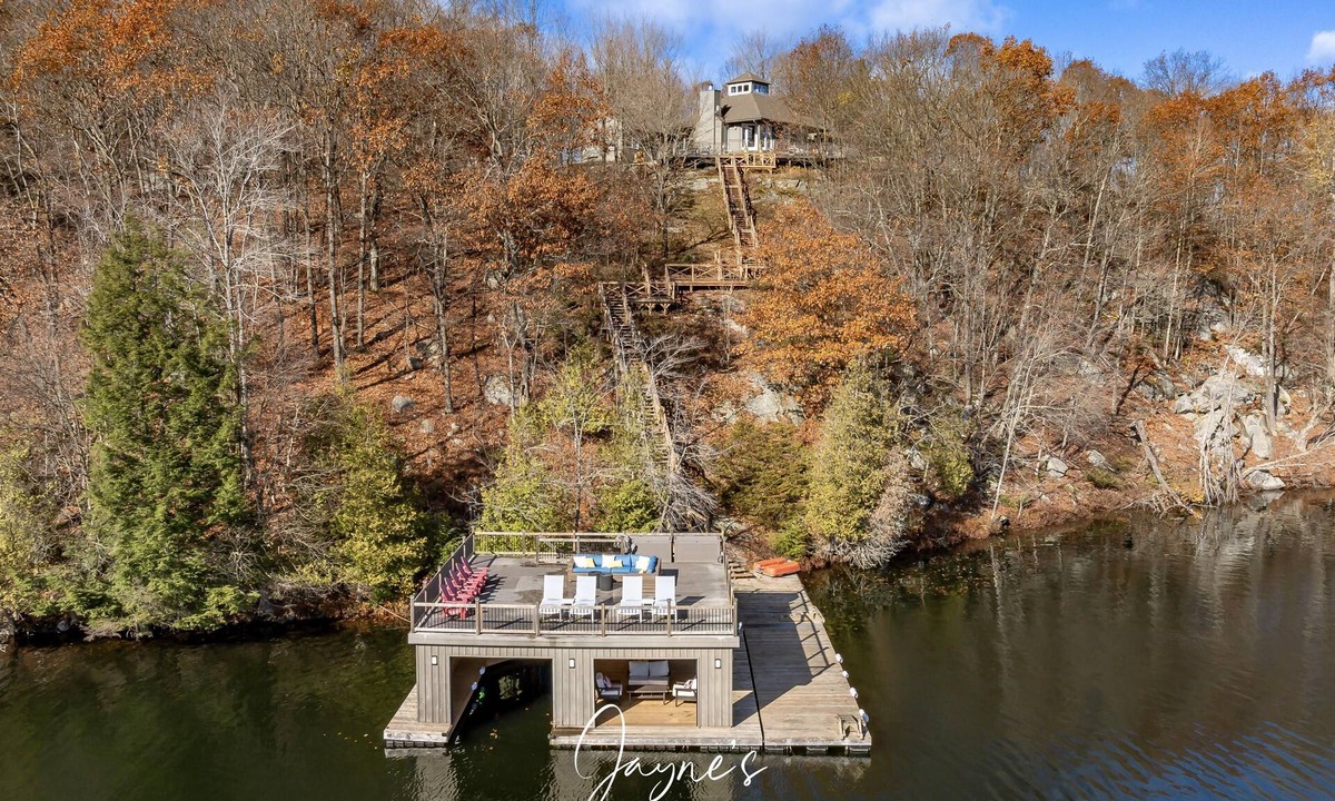 Minett Cottage | Lovely 4 bed/2bath cottage with boathouse on Bruce Lake
