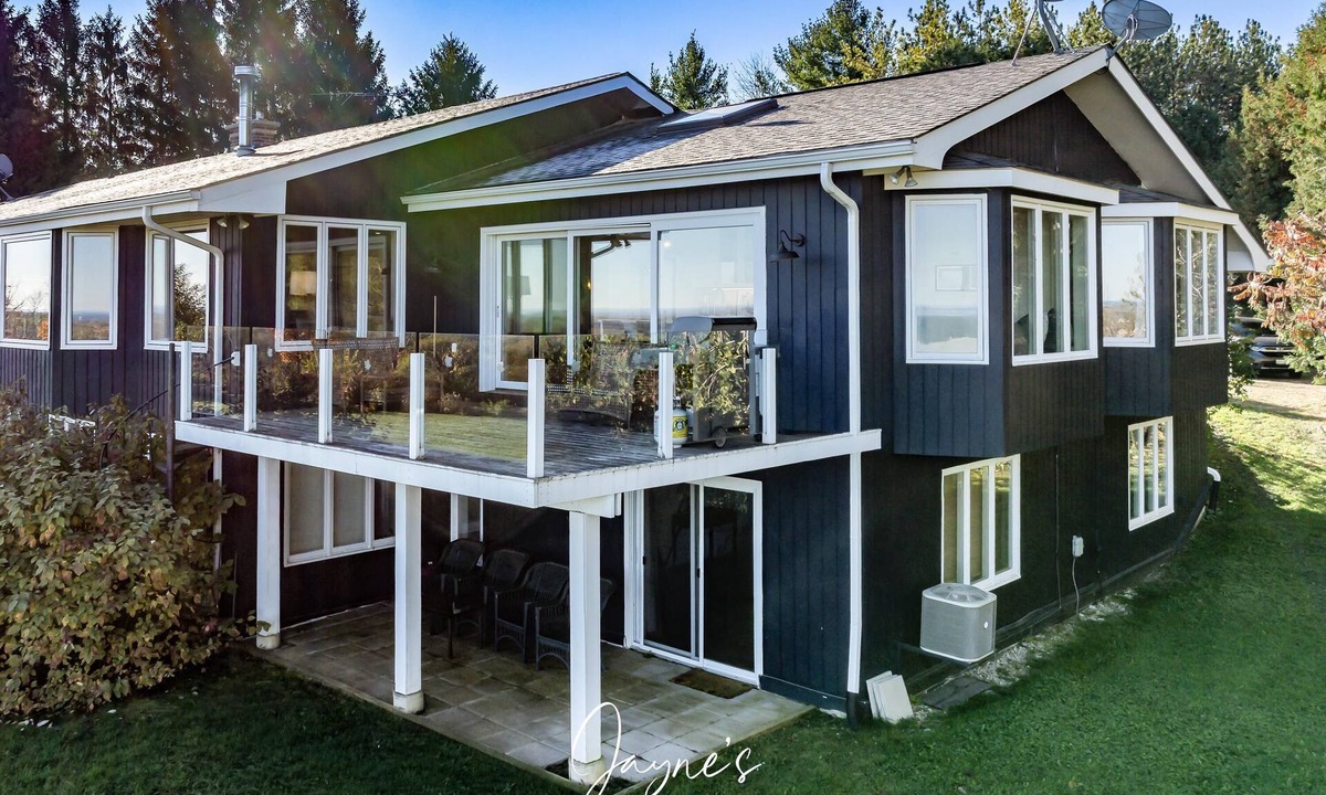 Glen Huron House | Lovely 4 bedroom, 3 bathroom home with spectacular views