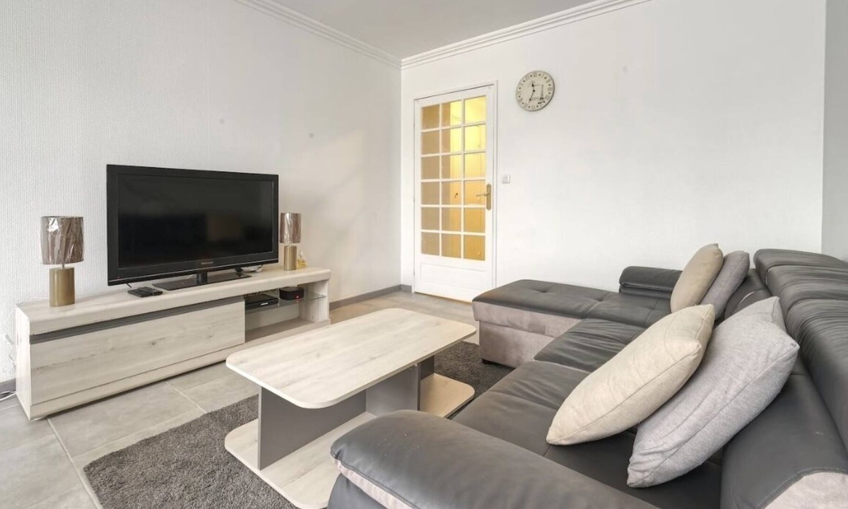 Quartier Sapins-Chatelet-Lombardie Apartment | Lovely 4 bedroom apartment with free parking