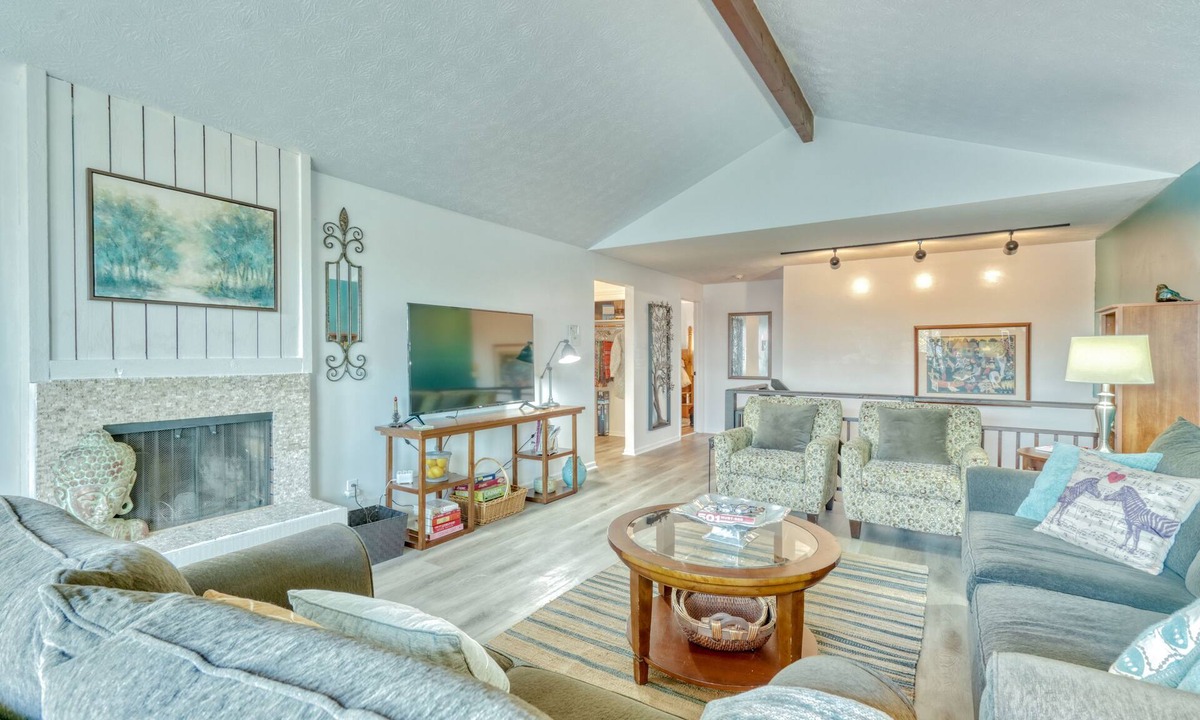 East Irondequoit House | Lovely 4 bedroom home, Cozy with Bay views. Quiet, Convenient to all Rochester