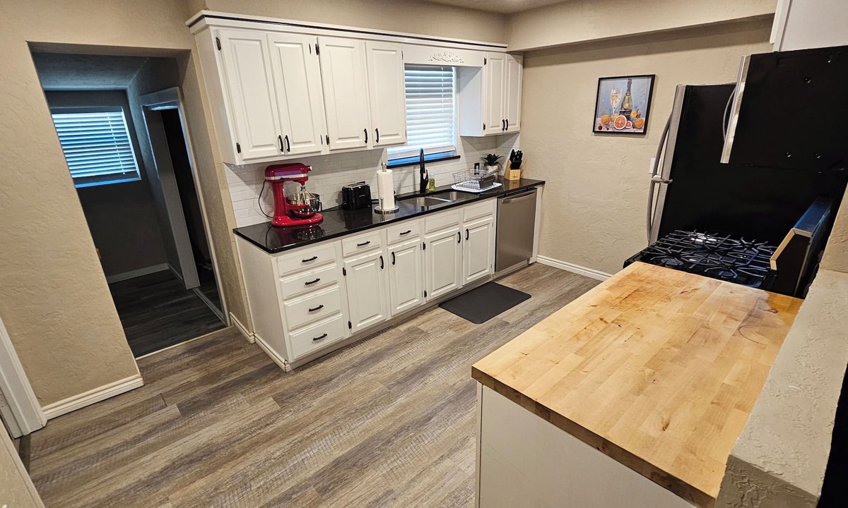 Lawton House | Lovely 4-bedroom house in Lawton with WiFi, AC