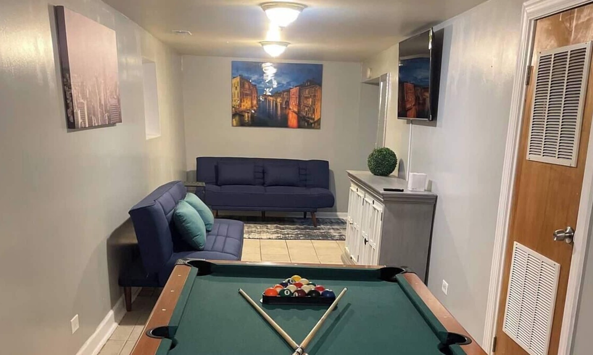 South Chicago Apartment | Lovely 4 Bedroom W/ Pool Table
