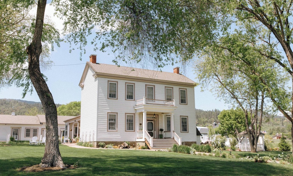 Medford Hotel | Lovely-5 bedroom historic Inn