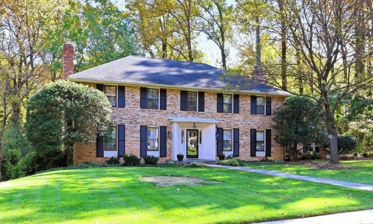 West Falls Church House | Lovely 5BR Home with POOL 25 Minutes From DC