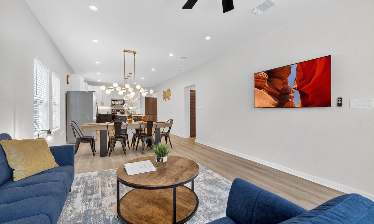 Eastside Promise Neighborhood House | Lovely and Stylish Modern Home Near Downtown