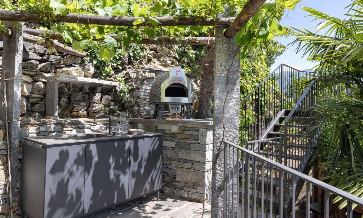 Locarno Apartment | Lovely apartment for 4 guests with WIFI, A/C, TV, patio and panoramic view