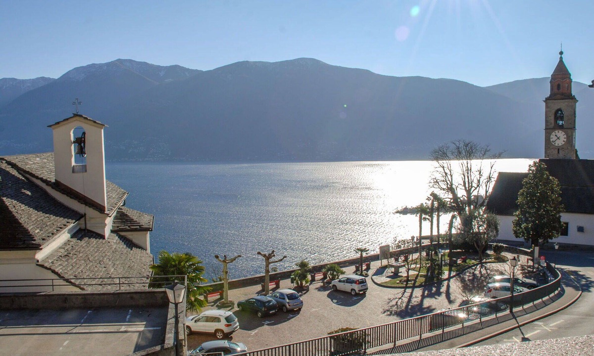 Porto Ronco Apartment | Lovely apartment for 4 people with WIFI, TV, balcony, pets allowed and panoramic view
