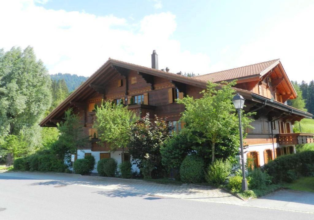 Saanenmoeser Apartment | Lovely apartment for 4 people with WIFI, balcony and parking