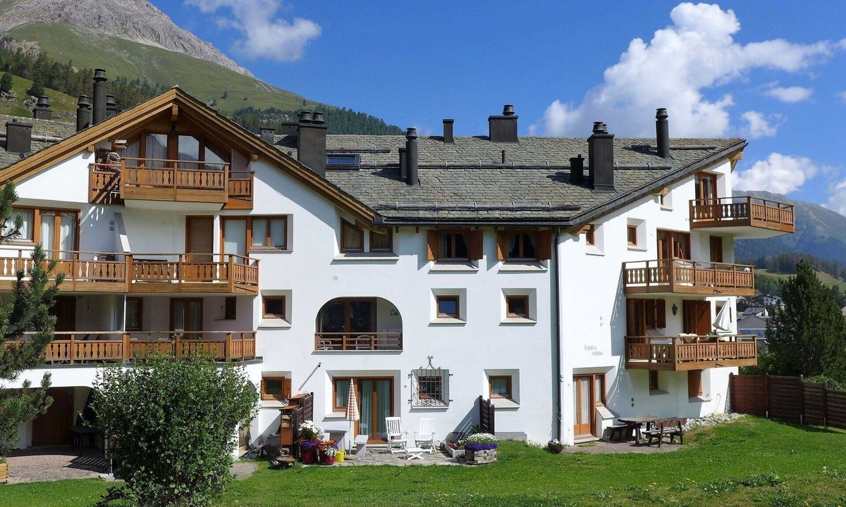 Celerina-Schlarigna Apartment | Lovely apartment for 6 people with WIFI, TV, balcony, pets allowed and panoramic view