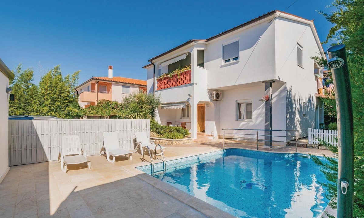 Fazana Apartment | Lovely apartment in Fazana with swimming pool