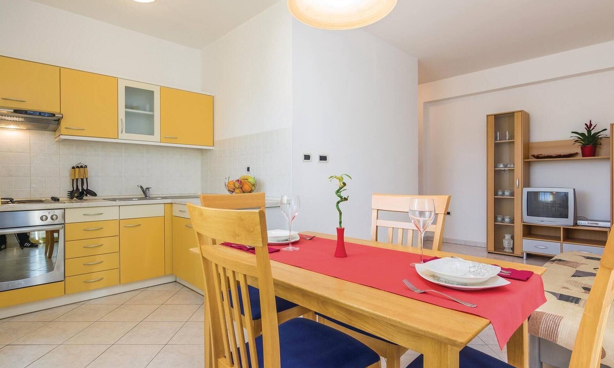 Vrvari Apartment | Lovely apartment in Porec with WiFi