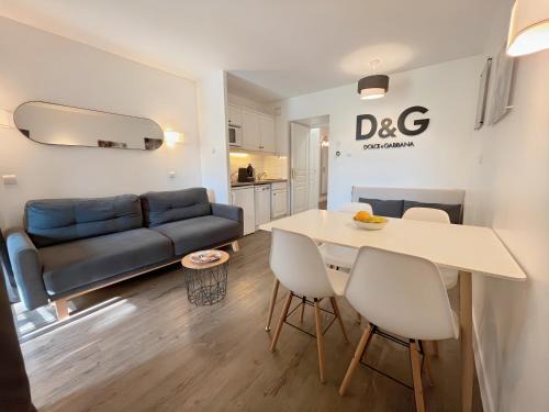 Deauville Apartment | Lovely Apartment with Balcony - Golf course view - Free Parking and Heated Pool