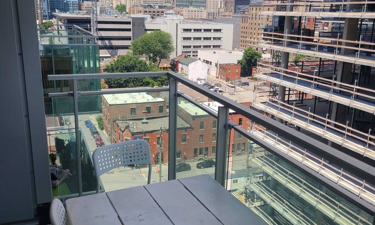 Griffintown Condo | Lovely apartment with city view