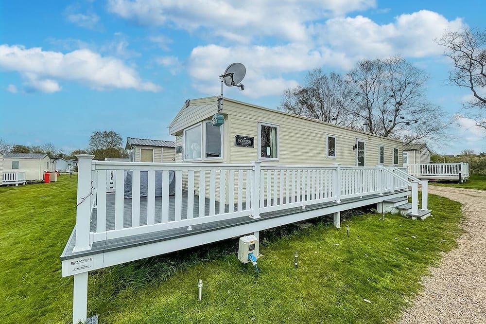 Oulton Broad House | Lovely caravan with decking and free WiFi in Lowestoft ref 12106B