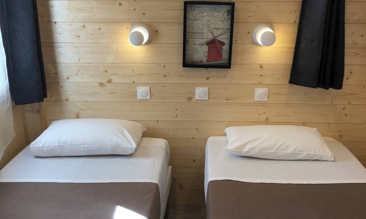 Villejuif Apartment | Lovely Chalet-style studio on ground floor with terrace overlooking garden near IGR line 14