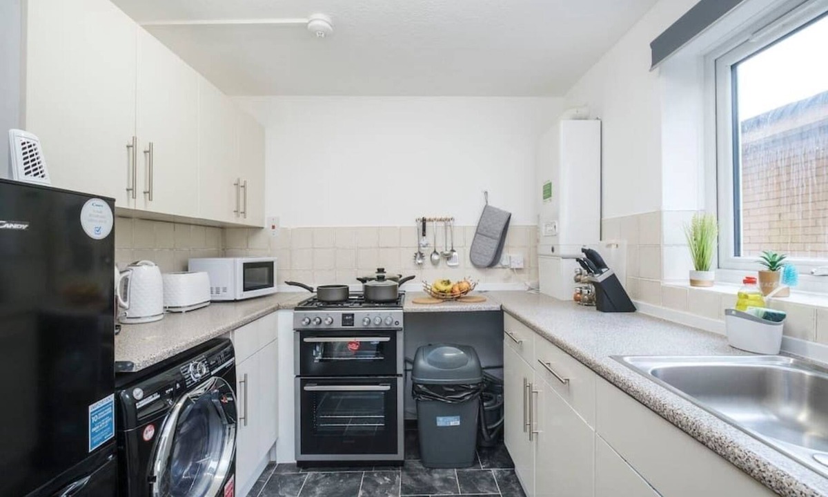 Aveley Apartment | Lovely, Compact 2 bed Apartment with Parking