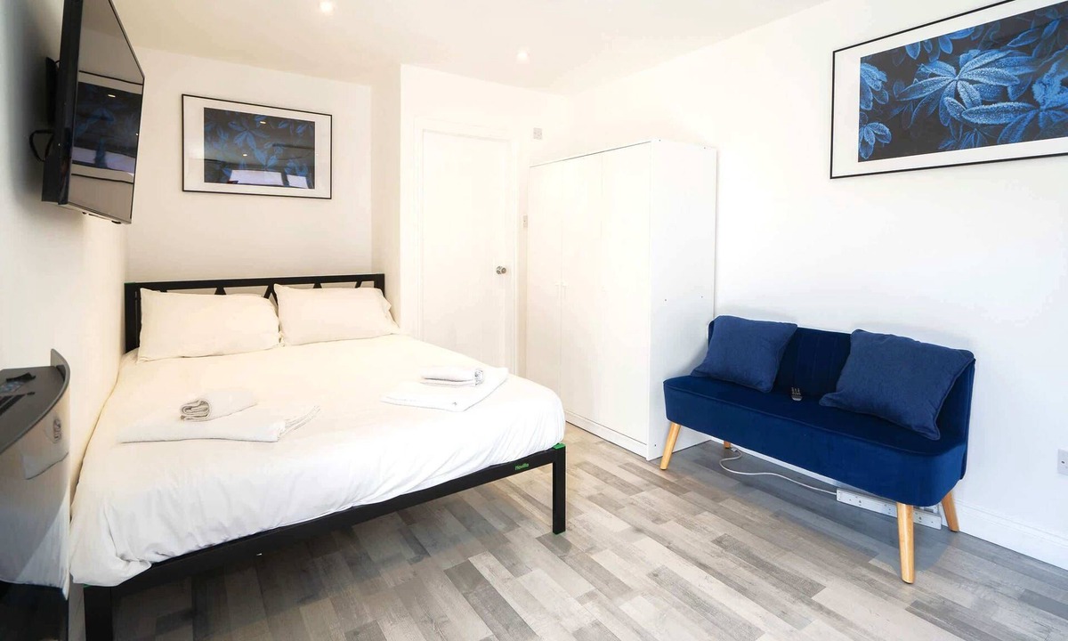 Woodford Halse Apartment | Lovely Cosy Studio with Garden and Parking