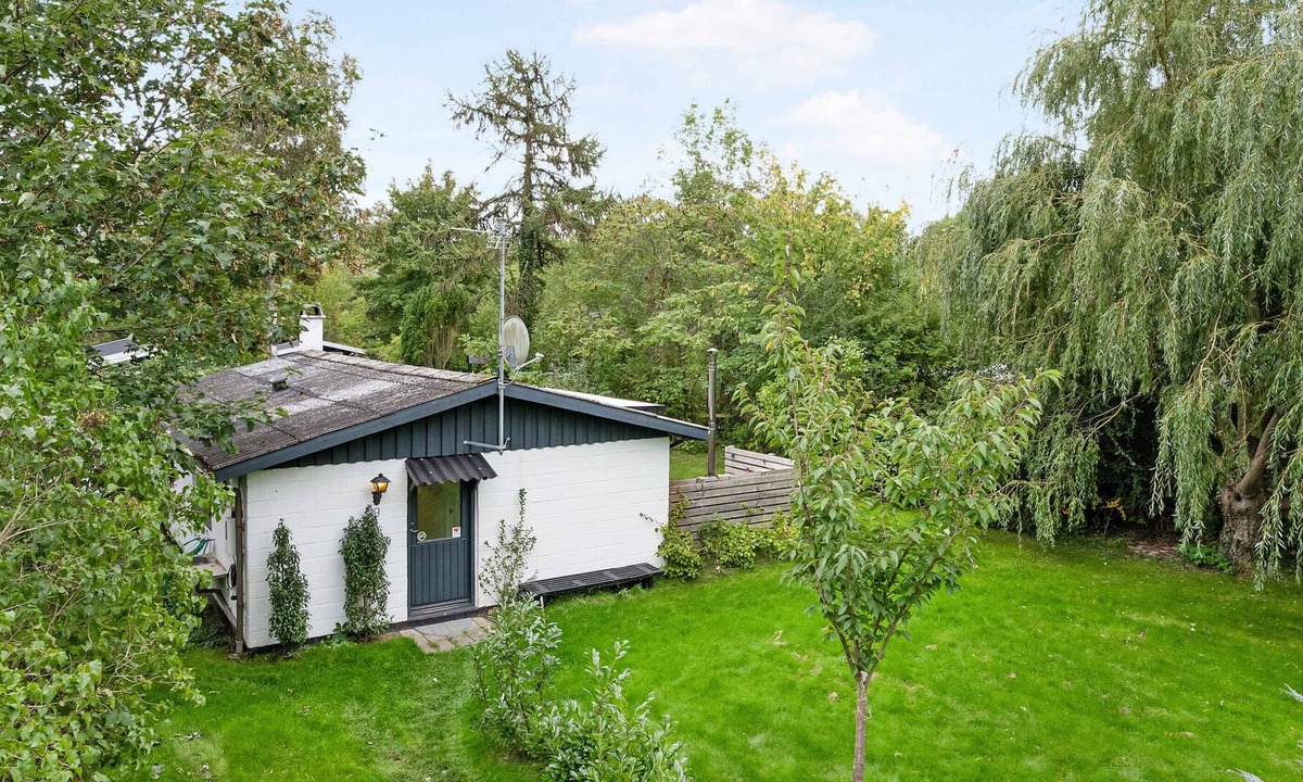 Stubbekobing House | Lovely cottage w. wilderness tub by Sortsø Beach