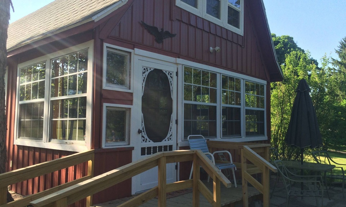 Homer Cottage | Lovely Cottage with Lakeside Patio & Dock
