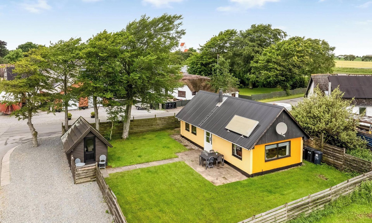 Vesløs House | Lovely cottage with wood-burning stove and water view